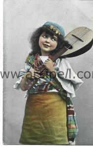 Mandolin Taşıyan Yöresel Kıyafetli Küçük Kız